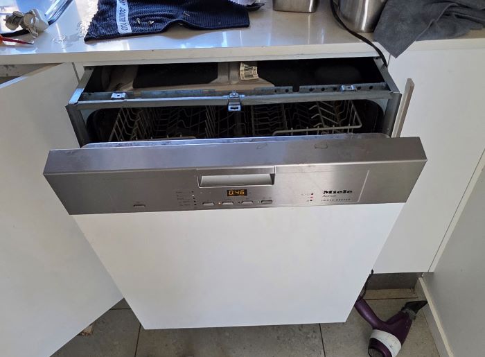 Dishwasher repair technician Broadbeach