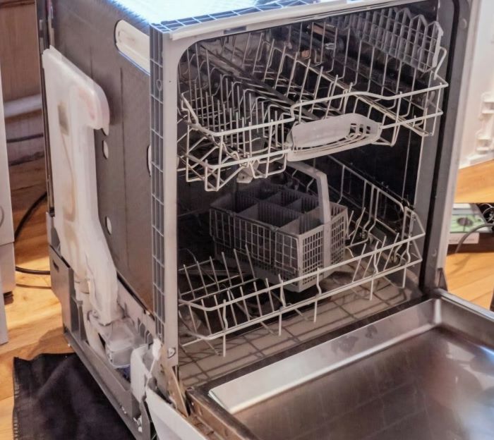 Dishwasher repair technician Currumbin Waters